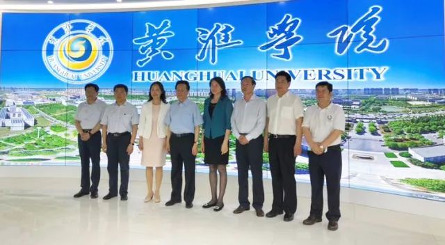 中華職業(yè)教育社理事長陳昌智、河南省副省長霍金花一行參觀展廳